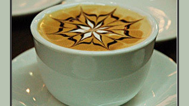 Arte del café con leche: flor dibujada en la espuma, diferente Arte del café con leche: flor dibujada en la espuma, diferente