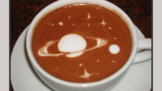 Arte del café con leche: Saturno, dibujado en la espuma Arte del café con leche: Saturno, dibujado en la espuma
