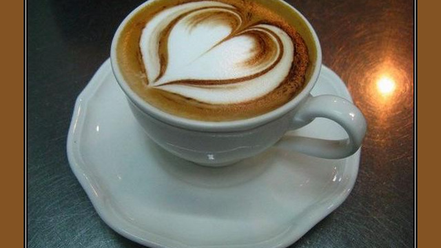 Arte del café con leche: corazon bonito, dibujado en la espuma Arte del café con leche: corazon bonito, dibujado en la espuma