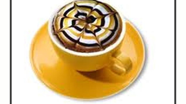 Arte del café con leche: dibujo floral en la espuma, en colores Arte del café con leche: dibujo floral en la espuma, en colores
