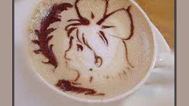 Arte del café con leche: niña dibujada en la espuma Arte del café con leche: niña dibujada en la espuma