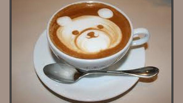 Arte del café con leche: osito dibujado en la espuma Arte del café con leche: osito dibujado en la espuma