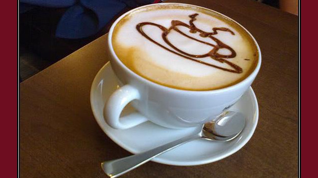 Arte del café con leche: taza del café con leche, dibujada en la espuma Arte del café con leche: taza del café con leche, dibujada en la espuma