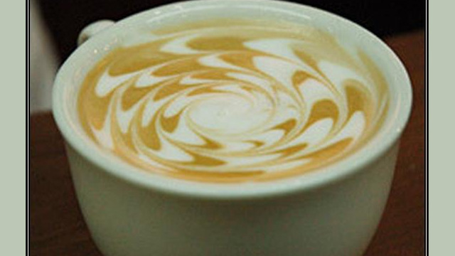 Arte del café con leche: diseño bonito, dibujado en la espuma Arte del café con leche: diseño bonito, dibujado en la espuma
