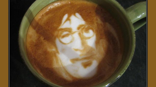 Arte del café con leche: retrato de John Lennon dibujado en la espuma Arte del café con leche: retrato de John Lennon dibujado en la espuma