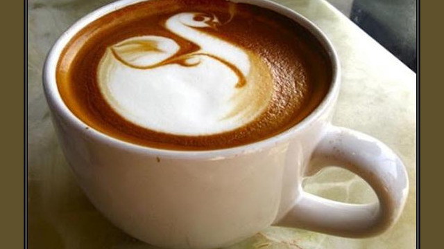 Arte del café con leche: un cisne dibujado en la espuma Arte del café con leche: un cisne dibujado en la espuma