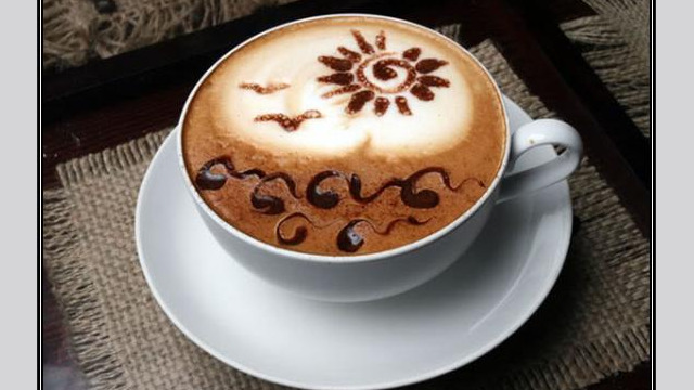 Arte del café con leche: muy bonito dibujo en la espuma Arte del café con leche: muy bonito dibujo en la espuma