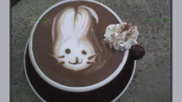 Arte del café con leche: conejito dibujado en la espuma Arte del café con leche: conejito dibujado en la espuma