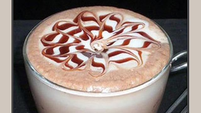 Arte del café con leche: flor dibujada en la espuma, diseño unico Arte del café con leche: flor dibujada en la espuma, diseño unico
