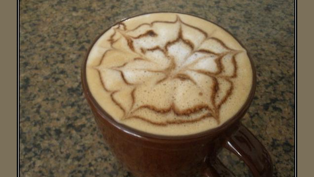 Arte del café con leche: diseño floral en la espuma Arte del café con leche: diseño floral en la espuma
