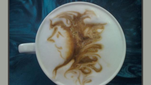 Arte del café con leche: cara dibujada en la espuma Arte del café con leche: cara dibujada en la espuma