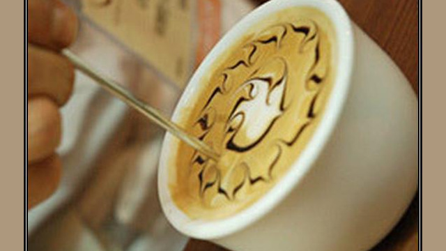Arte del café con leche: flor dibujada en la espuma, técnica Arte del café con leche: flor dibujada en la espuma, técnica