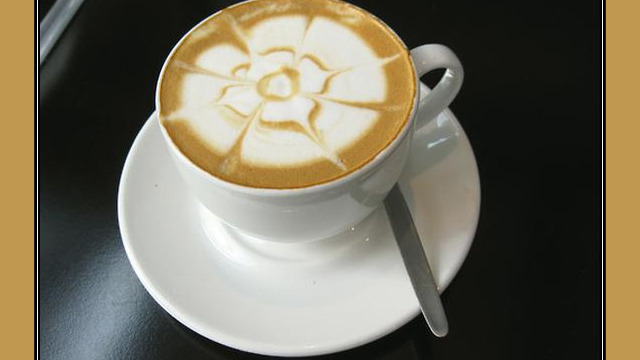 Arte del café con leche: diseño floral en la espuma Arte del café con leche: diseño floral en la espuma